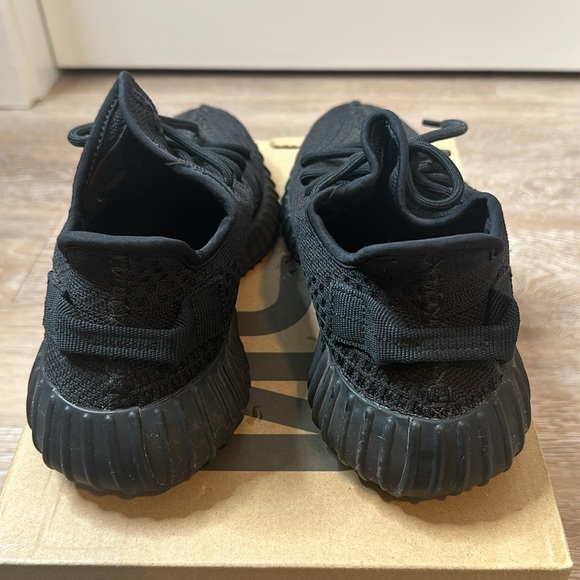 Yeezy 350 v2 men’s 6.5 women’s 8. Black - Picture 5 of 9